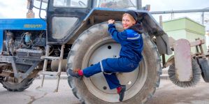 Интервью с девушкой-трактористкой из Гродно: «В мастерской только я, трактор и голуби — романтика!»