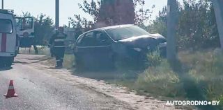 Renault въехала в столб в Барановичах. В ГАИ рассказали, в чем дело