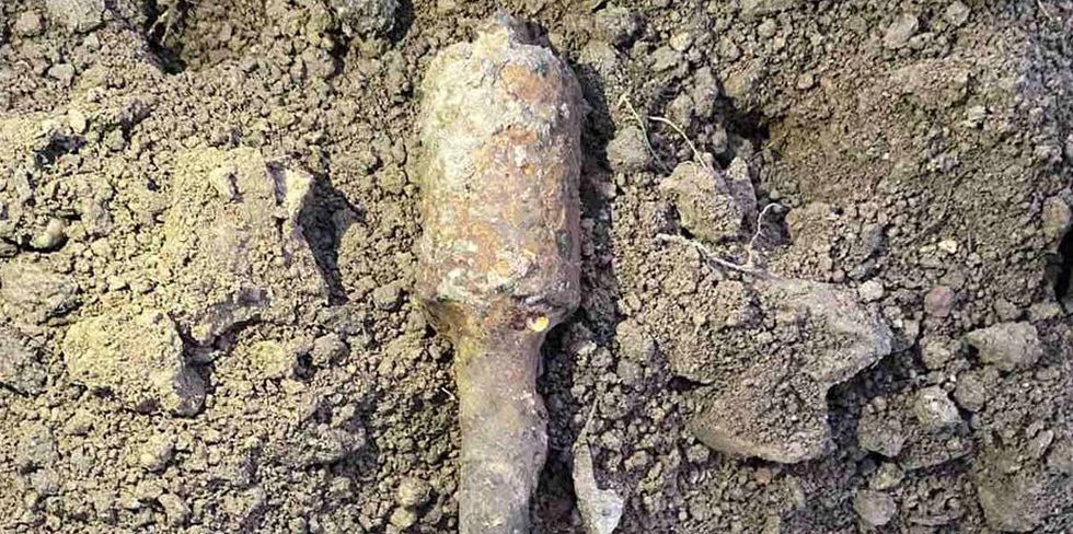 В Гродно рабочий экскаватором выкопал гранату. Она пролежала в земле больше века