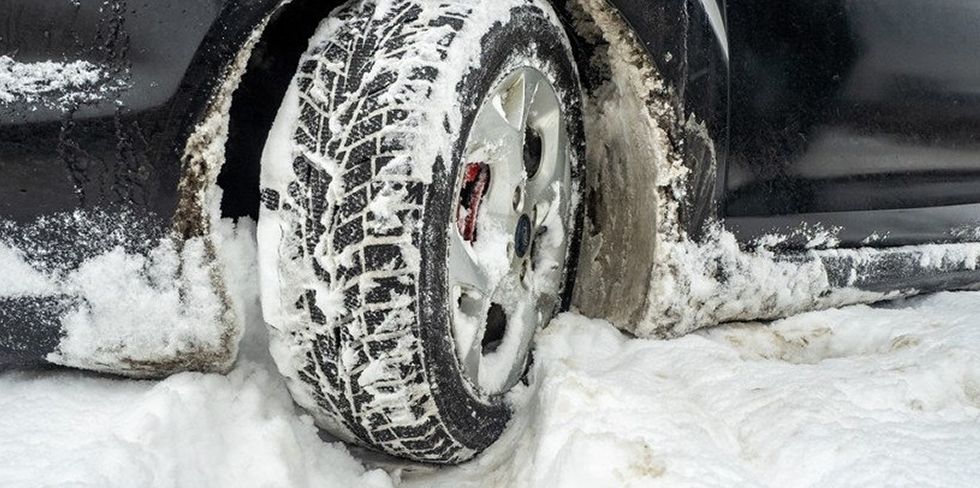 Хотел угнать автомобиль, но застрял в сугробе – таков финал прогулки 23-летнего парня