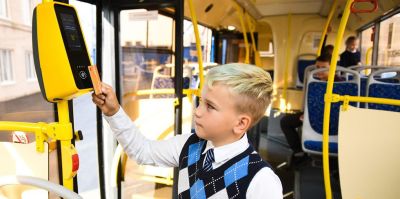 С 1 июля школьникам необходимо покупать билеты на проезд в городском общественном транспорте