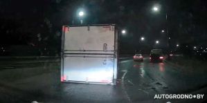 В Гродно на изгибе дороги грузовик потерял кузов