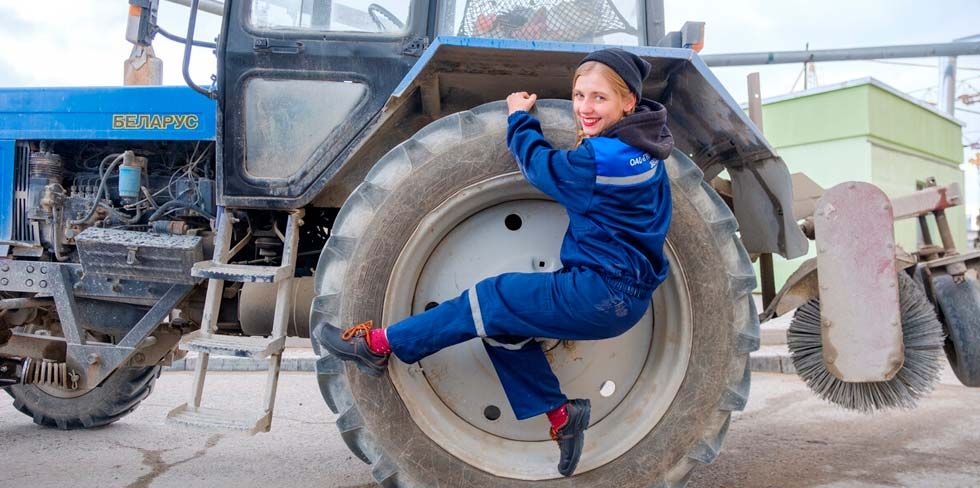 Интервью с девушкой-трактористкой из Гродно: «В мастерской только я, трактор и голуби — романтика!»