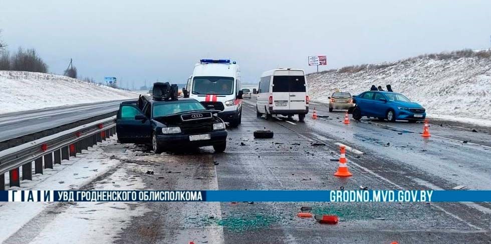 На трассе М6 у девушки в левой полосе заглох автомобиль. Пока она звонила специалистам, в нее врезался другой водитель