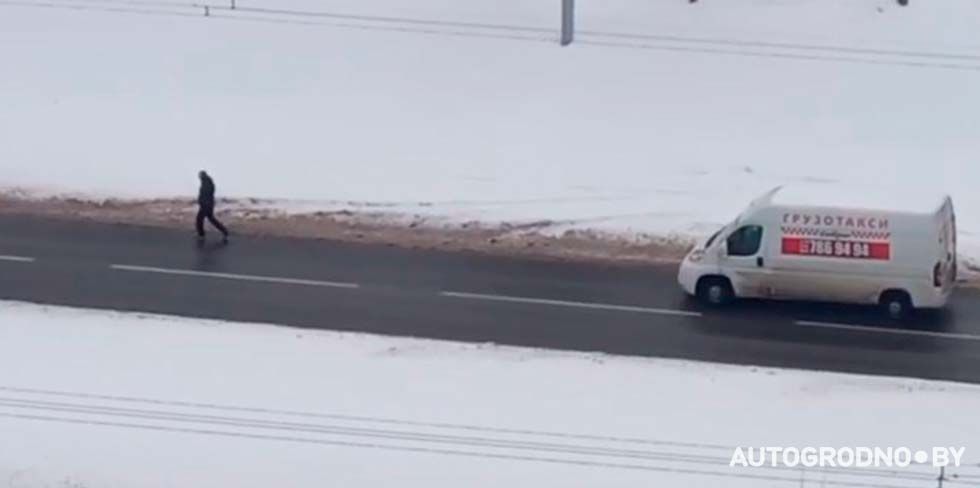 В Гродно водитель обеспечил защиту пьяному пешеходу, который чуть не попал под авто, а затем шел по проспекту Клецкова