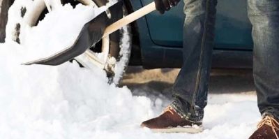 Расчистил место вокруг машины. А снег куда девать, чтобы не нарушить закон?