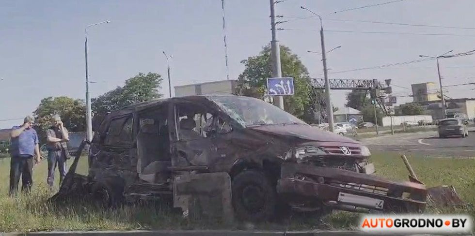 Аварийное утро в Гродно: после ударов машины оказались на газонах
