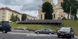 Напротив Драмтеатра устанавливают трибуны для зрителей дрифта. Места на трибунах платные