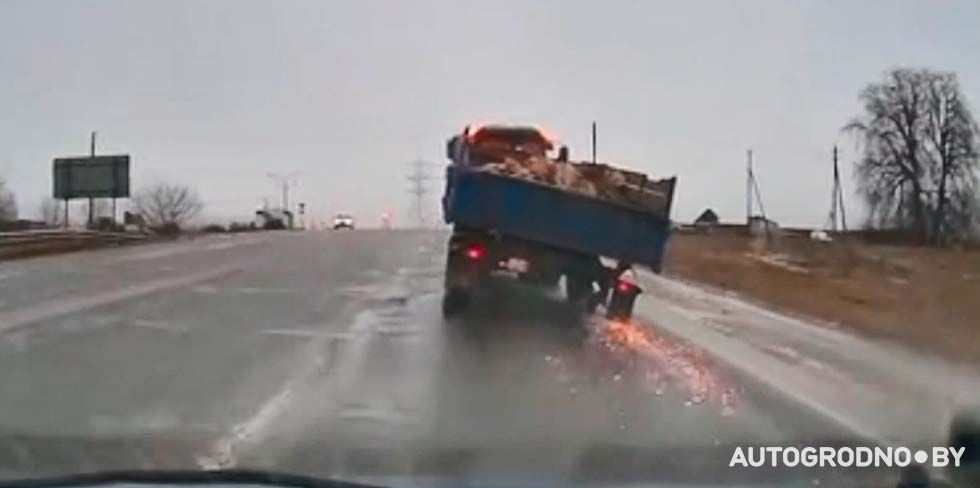 "Наверное, карма": в Гродно у прицепа трактора на ходу отвалилось колесо