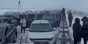 Почти 100 автомобилей столкнулись на дороге в Казахстане