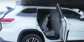 Вот почему водителю автовоза стоит тщательно осматривать все машины перед поездкой. Случай в "Котловке"  