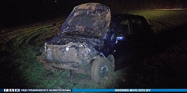 Под Новогрудком с дороги съехал и опрокинулся Nissan. Водитель "не справилась с управлением" и находится в реанимации
