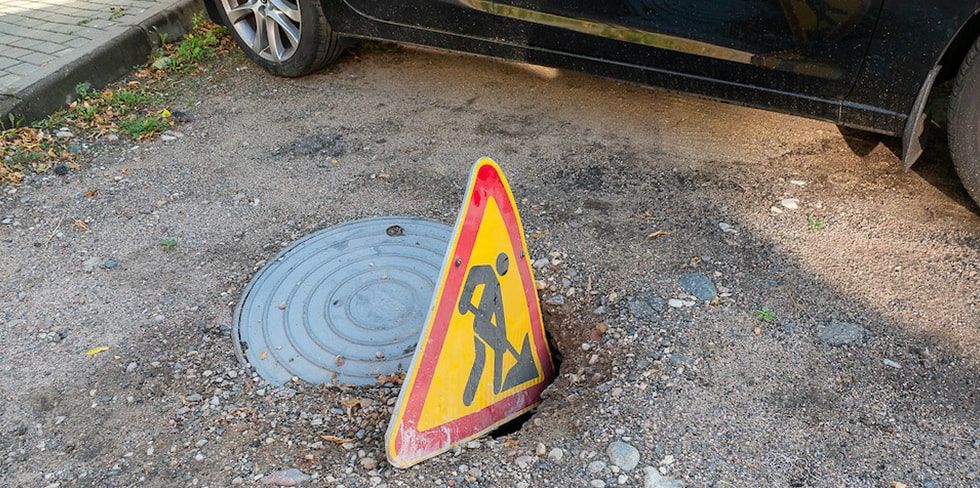 Белорус наехал на люк и разбил автомобиль. Подал в суд на коммунальные службы и выиграл