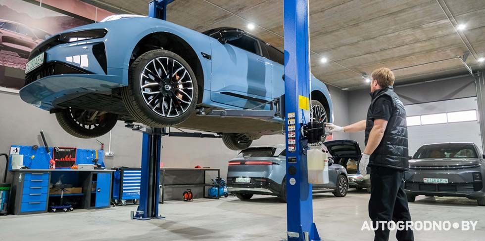 В Гродно открылся автосервис, где ремонтируют и обслуживают только электромобили. Что умеют? Едем в Evolution