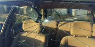 Утром на территории предприятия в Гродно мужчина повредил 3 автомобиля. Что еще произошло, пока вы спали