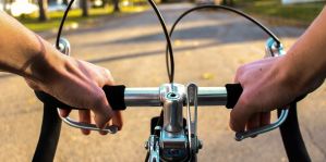 Велосипедист сбил девочку на тротуаре. Мать ребенка: "Столько денег за ребенка отвалишь, сколько я скажу". Что решил суд?