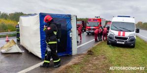 Трасса М6 под Гродно перекрыта из-за переворота грузовика. Работает скорая и МЧС