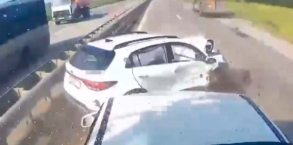 "Не заметила трактор в своей полосе": ГАИ Минска показывает поучительное видео ДТП