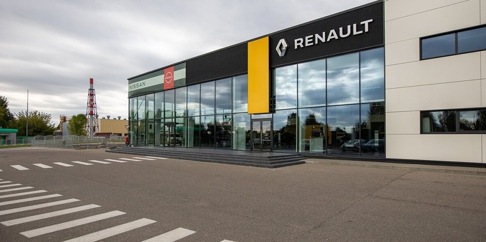 «Логаны» и «Степвеи» – всё? В автосалонах стоят одни китайцы. Прогулка по шоурумам Гродно