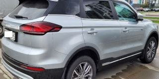 Белорус купил новый Geely Atlas и не выезжает из сервиса. Завод: "Дефекты связаны с условиями эксплуатации"