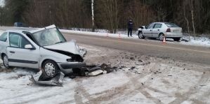 В Ивьевском районе Opel выехал на "встречку" – пострадал другой водитель. Он оказался заблокированным в своем автомобиле