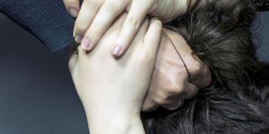 Пьяный пассажир маршрутки схватил женщину за волосы. Его высадили на ближайшей остановке, но дело этим не закончилось