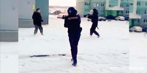 "Подними руки, будем применять оружие!" На Ольшанке мужчину с ножом пришлось останавливать сотрудникам милиции. Видео