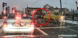 Очень странная авария попала на видео: BMW и VW на Магистральной в Гродно