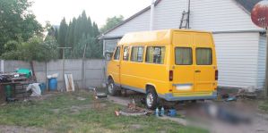 "Установил два домкрата, а сам залез под транспортное средство". Мужчину насмерть придавило машиной во время ремонта