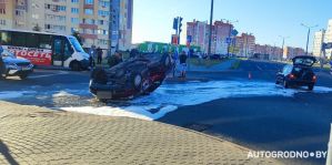 Есть видео! Жители Ольшанки сегодня утром прильнули к окнам. На известном перекрестке на крыше лежал автомобиль