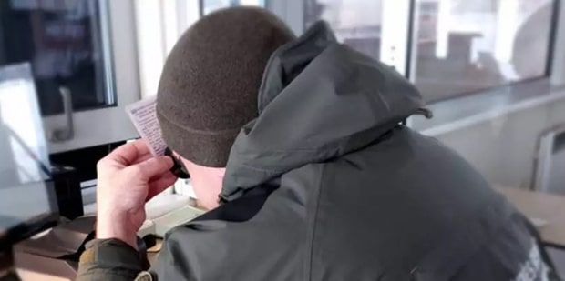 Белорус ехал в Литву пассажиром и показал пограничникам поддельные "права". Дальнобойщиком ему теперь не работать