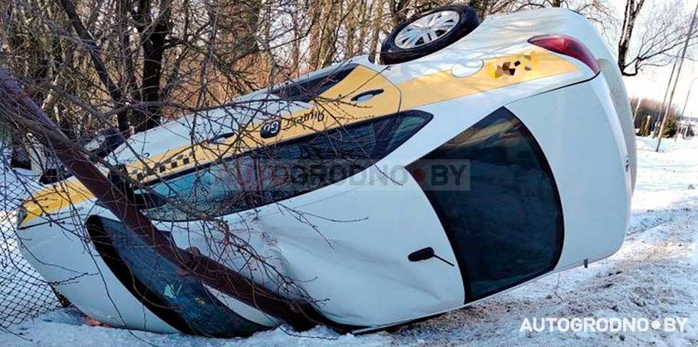В Гродно опрокинулся автомобиль такси