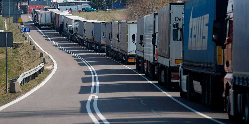 "Просто ужас, как они работают". Водители большегрузов в "Каменном Логе" о ситуации на границе с Литвой