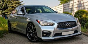 После мойки у автомобиля треснуло стекло: владелица обратилась в суд. Какое решение принял судья?