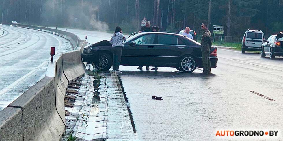 Сильный удар: Mercedes смог сдвинуть отбойники на трассе М6 "Минск - Гродно"