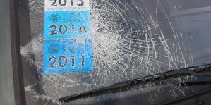 Мальчик бросил камушек в забор. Он отскочил рикошетом и повредил машину. Кто ответит?