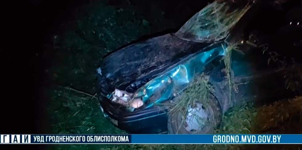 VW слетел в кювет под Свислочью, водитель погиб