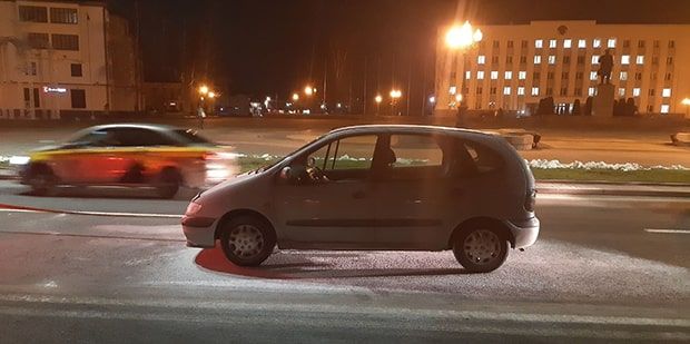 В самом центре Гродно утром горел Renault. Потушить возгорание помогли проезжавшие мимо очевидцы