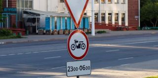 Как добиться установки дорожного знака? Для этого нужно обратиться не в ГАИ
