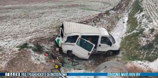 Бус превратился в "гармошку", слетев с дороги вблизи Ольшанки