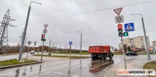 Глазам не верим: на кольце Тавлая включили светофоры! "Водители и пешеходы машут друг другу". И первая авария