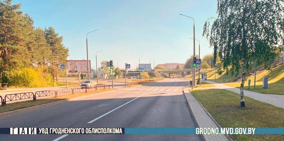 Водитель проехал на "красный" и сбил женщину в Гродно