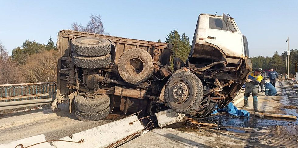 У МАЗа лопнуло колесо прямо на мосту через Неман, где идет капитальный ремонт. Грузовик опрокинулся