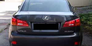 На капот Lexus упал кирпич – это не страховой случай, владелец пошел в суд