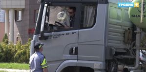 Водители большегрузов не объезжают мост на Поповича и нарушают ПДД. "Решил сократить путь", – так звучит основная причина