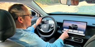 Немецкие эксперты критикуют большие экраны в автомобилях: "Это абсурд – телефонами пользоваться нельзя, а экранами можно"