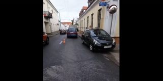 Honda от удара ушла в угол здания. На Кирова случилось ДТП, из-за которого центр Гродно застрял в пробке