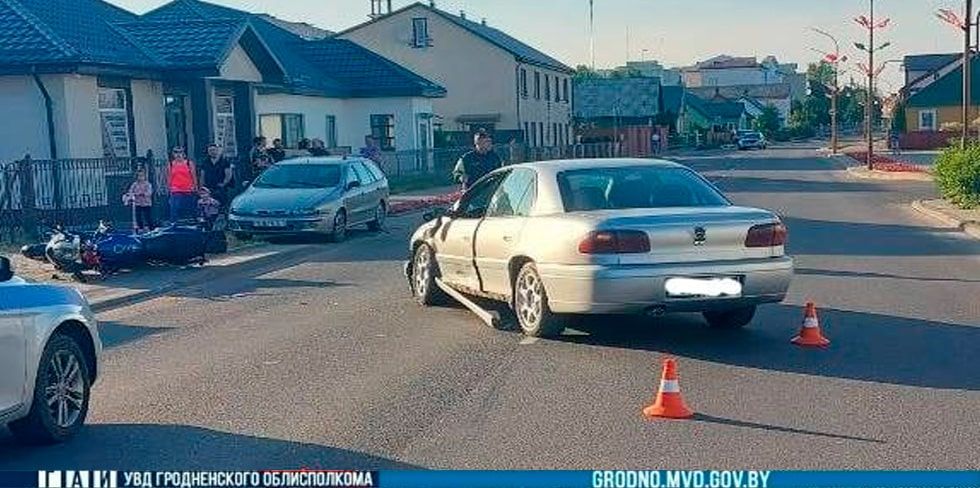 Мотоциклист стал объезжать поворачивающий автомобиль и ударился – мужчина в больнице с переломами