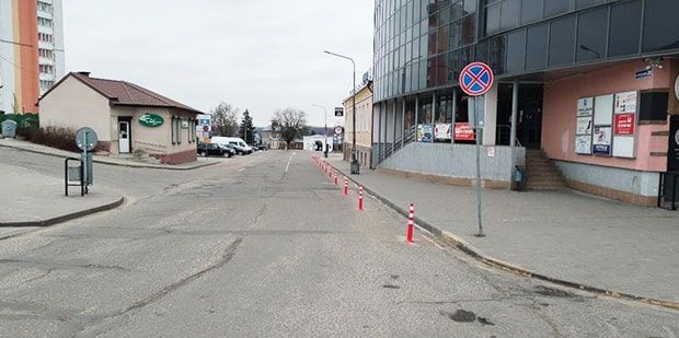 На минуточку припарковаться не получится: возле "Алмаза" на Антонова установили сигнальные столбики