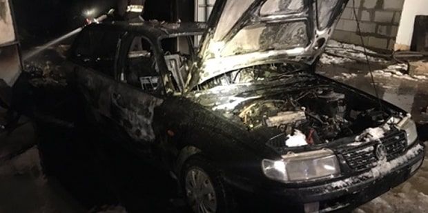 В "Пассате" замкнуло проводку – "Пассат" сгорел, гараж удалось спасти